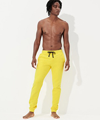 Pantaloni jogging uomo in cotone tinta unita Limone vista frontale indossata