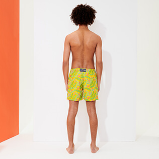 Herren Klassische Bestickt - Leaves in the Wind Badeshorts mit Stickarbeiten für Herren – Limited Edition, Safran backworn Herren Klassische Bestickt - Leaves in the Wind Badeshorts mit Stickarbeiten für Herren – Limited Edition, Safran backworn