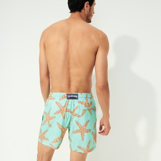 foto di Uomo Classico ultraleggero Stampato - Costume da bagno uomo ultraleggero e ripiegabile Sand Starlettes, Laguna vista indossata posteriore foto di Uomo Classico ultraleggero Stampato - Costume da bagno uomo ultraleggero e ripiegabile Sand Starlettes, Laguna vista indossata posteriore
