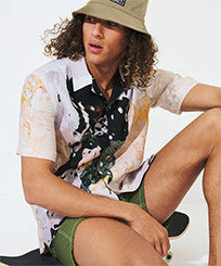 Camicia bowling uomo in lino Distortive Water - Vilebrequin x Highsnobiety Wild stone vista frontale indossata
