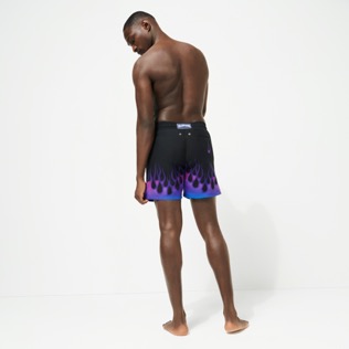 男款 Others 印制 - 男士 Hot Rod 360° 泳裤 - Vilebrequin x Sylvie Fleury 合作款, Black 背面穿戴视图