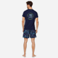 Homme AUTRES Imprimé - T-Shirt en Coton homme Imprimé "Fondé à St-Tropez" - Vilebrequin x Florence Broadhurst, Bleu marine vue portée de face
