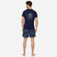 Herren Andere Bedruckt - "Fondé à St-Tropez" T-Shirt aus Baumwolle für Herren - Florence Broadhurst, Marineblau Vorderseite getragene Ansicht Herren Andere Bedruckt - "Fondé à St-Tropez" T-Shirt aus Baumwolle für Herren - Florence Broadhurst, Marineblau Vorderseite getragene Ansicht