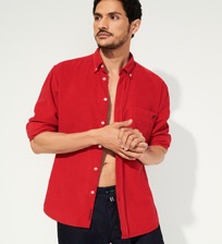 Camicia uomo in velluto tinta unita Rosso carminio vista frontale indossata