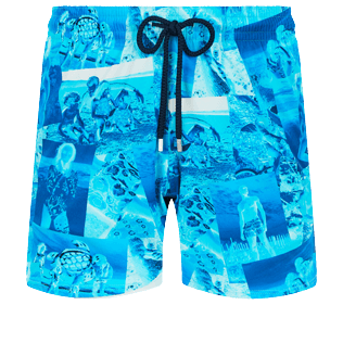 Photo de Homme CLASSIQUE STRETCH Imprimé - Maillot de bain court stretch homme Patchwork Shooting, Azur vue de face Photo de Homme CLASSIQUE STRETCH Imprimé - Maillot de bain court stretch homme Patchwork Shooting, Azur vue de face