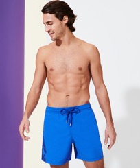 Herren Klassische Uni - Solid Badeshorts für Herren, Sea blue Vorderseite getragene Ansicht