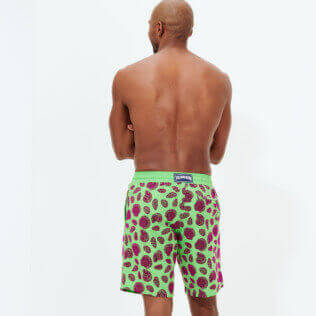 Uomo Classico lungo Stampato - Costume da bagno lungo ultraleggero e ripiegabile uomo Shell Game, Verde fluorescente backworn Uomo Classico lungo Stampato - Costume da bagno lungo ultraleggero e ripiegabile uomo Shell Game, Verde fluorescente backworn