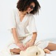 Conjunto de estilo hippie-chic para mujer, vista frontal Conjunto de estilo hippie-chic para mujer, vista frontal