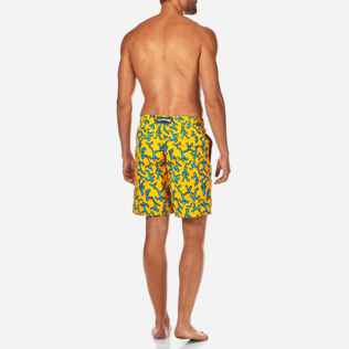 Hombre Clásico largon Estampado - Bañador de corte largo con estampado Danse du Feu, Curcuma backworn Hombre Clásico largon Estampado - Bañador de corte largo con estampado Danse du Feu, Curcuma backworn