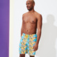 Uomo Classico lungo Stampato - Costume da bagno lungo uomo 2011 Mini Moke, Carta da zucchero vista frontale indossata