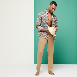 Uomo Altri Unita - Pantaloni uomo in lino Natural Dye, Nuts vista frontale indossata