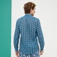 Herren Andere Bedruckt - Batik Fishes Unisex Sommerhemd aus Baumwollvoile, Marineblau Rückansicht getragen