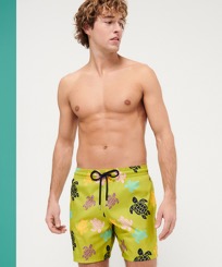 男士 Ronde Des Tortues Multicolore 超轻便携泳裤 Matcha 正面穿戴视图