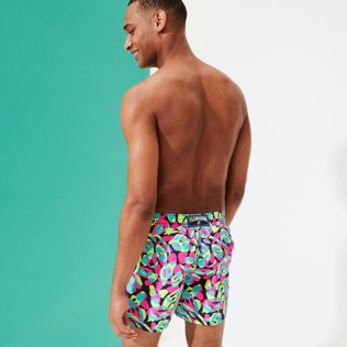 Photo de Homme CLASSIQUE Imprimé - Maillot de bain homme 2021 Neo Turtles, Bleu marine vue portée de dos Photo de Homme CLASSIQUE Imprimé - Maillot de bain homme 2021 Neo Turtles, Bleu marine vue portée de dos