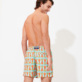 Herren Klassische dünne Stoffe Bedruckt - Ultraleichte und verstaubare 2008 Graphic Squids Badeshorts für Herren , Lagune Rückansicht getragen