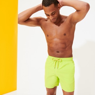 Photo de Homme AUTRES Uni - Maillot de bain homme uni, Citronnelle vue portée de face Photo de Homme AUTRES Uni - Maillot de bain homme uni, Citronnelle vue portée de face