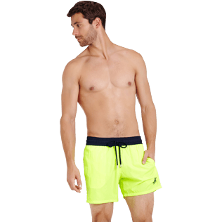 男款 Ultra-light classique 纯色 - 男士双色超轻盈可压缩泳裤, Neon yellow frontworn 男款 Ultra-light classique 纯色 - 男士双色超轻盈可压缩泳裤, Neon yellow frontworn