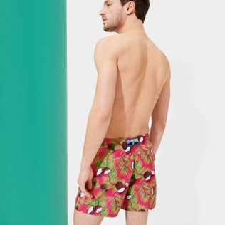 Photo de Homme CLASSIQUE Imprimé - Maillot de bain homme 2006 Coconuts, Rose shocking vue portée de dos Photo de Homme CLASSIQUE Imprimé - Maillot de bain homme 2006 Coconuts, Rose shocking vue portée de dos