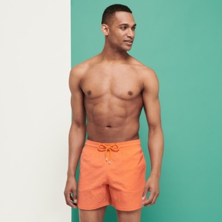 男款 Stretch classic 纯色 - 男士 Micro Ronde des Tortues 弹力泳裤, Guava 正面穿戴视图