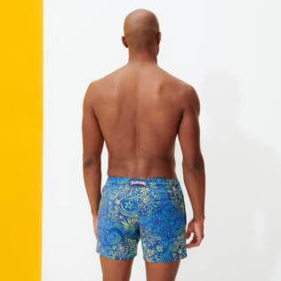 男款 Stretch classic 印制 - 男士 Evening Birds 弹力泳裤, Batik blue 背面穿戴视图