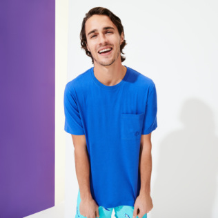 Imagen de Hombre Autros Liso - Camiseta de algodón orgánico de color liso para hombre, Mar azul detalles vista 1 Imagen de Hombre Autros Liso - Camiseta de algodón orgánico de color liso para hombre, Mar azul detalles vista 1