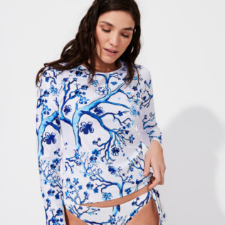 Photo de Femme AUTRES Imprimé - T-shirt anti UV femme manches longues Cherry Blossom, Bleu de mer vue portée de face Photo de Femme AUTRES Imprimé - T-shirt anti UV femme manches longues Cherry Blossom, Bleu de mer vue portée de face