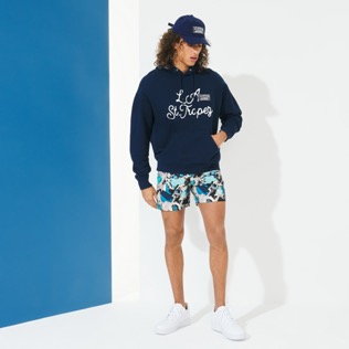 的图片 男款 Others 印制 - 男士 LA/St-Tropez 连帽运动衫 - Vilebrequin x Highsnobiety, Navy 细节视图1 的图片 男款 Others 印制 - 男士 LA/St-Tropez 连帽运动衫 - Vilebrequin x Highsnobiety, Navy 细节视图1
