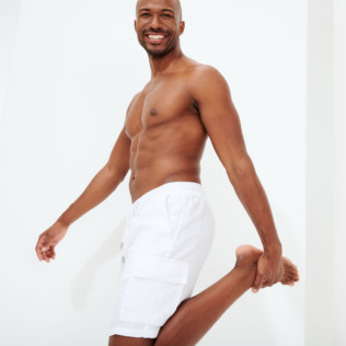 Imagen de Hombre Autros Liso - Bermudas lisas de lino con bolsillos de fuelle, Blanco detalles vista 2 Imagen de Hombre Autros Liso - Bermudas lisas de lino con bolsillos de fuelle, Blanco detalles vista 2