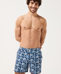 Herren Flat belts Bedruckt - Batik Fishes Stretch-Badeshorts mit flachem Bund für Herren, Marineblau Vorderseite getragene Ansicht