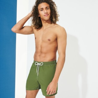 Imagen de Hombre Clásico Liso - Bañador de color liso para hombre - Vilebrequin x Highsnobiety, Bush vista frontal desgastada Imagen de Hombre Clásico Liso - Bañador de color liso para hombre - Vilebrequin x Highsnobiety, Bush vista frontal desgastada