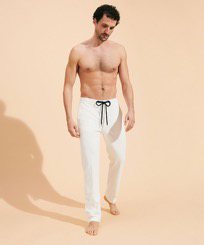 Pantaloni da jogging uomo in velluto a coste grandi tinta unita Off white vista frontale indossata