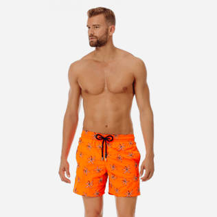 Herren Bestickte Bestickt - Ultraleichte und verstaubare Palm Beach Badehose mit Stickarbeiten für Herren – Limitierte Serie, Neon orange frontworn Herren Bestickte Bestickt - Ultraleichte und verstaubare Palm Beach Badehose mit Stickarbeiten für Herren – Limitierte Serie, Neon orange frontworn