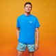 Uomo Classico stretch Stampato - Costume da bagno uomo elasticizzato Palms & Surfs - Vilebrequin x The Beach Boys, Lazulii blue dettagli vista 1