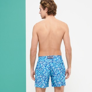 Herren Klassische dünne Stoffe Bedruckt - Ultraleichte und verstaubare Turtles Splash Badeshorts für Herren, Sea blue Rückansicht getragen