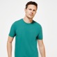 Camiseta de algodón orgánico de color liso para hombre Linden vista frontal desgastada