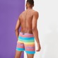 Herren Fitted Grafisch - 1974 Multicolore Stripes Vintage-Badeshorts für Herren, Multicolor Rückansicht getragen
