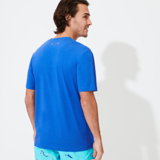 Imagen de Hombre Autros Liso - Camiseta de algodón orgánico de color liso para hombre, Mar azul vista trasera desgastada Imagen de Hombre Autros Liso - Camiseta de algodón orgánico de color liso para hombre, Mar azul vista trasera desgastada