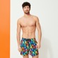 Homme CLASSIQUE STRETCH Imprimé - Maillot de bain court stretch homme Multicolore Medusa, Bleu marine vue portée de face Homme CLASSIQUE STRETCH Imprimé - Maillot de bain court stretch homme Multicolore Medusa, Bleu marine vue portée de face