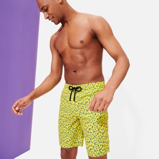 Photo de Homme CLASSIQUE LONG Imprimé - Maillot de bain homme Long 2020 Micro Ronde Des Tortues Waves, Citron vue portée de face Photo de Homme CLASSIQUE LONG Imprimé - Maillot de bain homme Long 2020 Micro Ronde Des Tortues Waves, Citron vue portée de face
