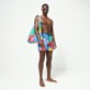 Fitted Stampato - Borsa tote Faces In Places - Vilebrequin x Kenny Scharf, Multicolore vista frontale indossata