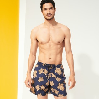 foto di Uomo Classico Stampato - Costume da bagno uomo Sand Turtles, Blu marine vista frontale indossata foto di Uomo Classico Stampato - Costume da bagno uomo Sand Turtles, Blu marine vista frontale indossata