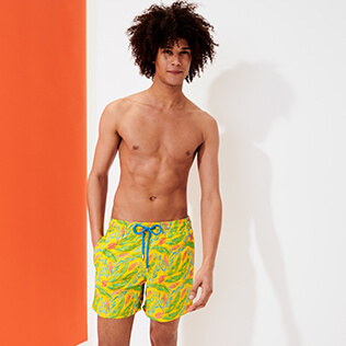 Herren Klassische Bestickt - Leaves in the Wind Badeshorts mit Stickarbeiten für Herren – Limited Edition, Safran frontworn Herren Klassische Bestickt - Leaves in the Wind Badeshorts mit Stickarbeiten für Herren – Limited Edition, Safran frontworn