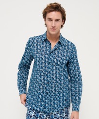 Camisa de verano unisex en gasa de algodón con estampado Batik Fishes Azul marino vista frontal de hombre desgastada