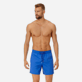 Hombre Clásico Liso - Bañador de color liso para hombre, Mar azul vista frontal desgastada