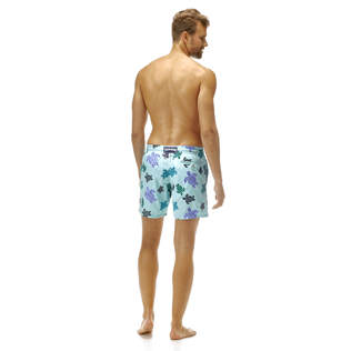 Homme Classique Moorea Brodé - Maillot de bain Mistral Broderie Tortues Multicolores All Over, Lagon backworn Homme Classique Moorea Brodé - Maillot de bain Mistral Broderie Tortues Multicolores All Over, Lagon backworn