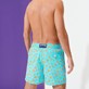 男款 Classic 绣 - 男士 Micro Ronde Des Tortues 刺绣泳装 - 限量版, Lazulii blue 背面穿戴视图