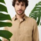 Camisa de lino con tinte natural para hombre Nuts detalles vista 3