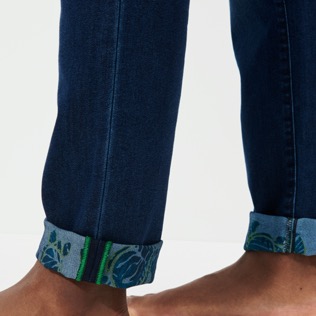 Imagen de Hombre Autros Estampado - Pantalones vaqueros con 5 bolsillos y estampado Ronde Des Tortues para hombre, Med denim w2 detalles vista 3 Imagen de Hombre Autros Estampado - Pantalones vaqueros con 5 bolsillos y estampado Ronde Des Tortues para hombre, Med denim w2 detalles vista 3