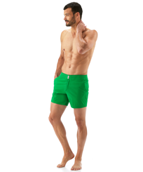 Herren Flat belts Uni - Kurze und figurbetonte Einfarbige Stretch-Badehose für Herren, Wiese Vorderseite getragene Ansicht