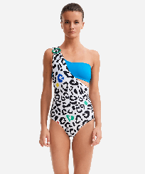 Damen Einteiler Bedruckt - Asymmetrischer Leopard Bandeau-Badeanzug für Damen – Vilebrequin x JCC+ – Limitierte Serie, Weiss Vorderseite getragene Ansicht